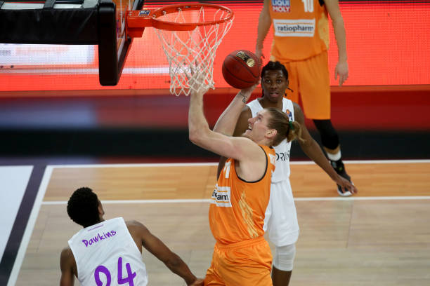 姆则秉持他 姆则秉持他